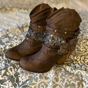 Francesca’s Embellished Bootie, Taupe, Size 8, good condition